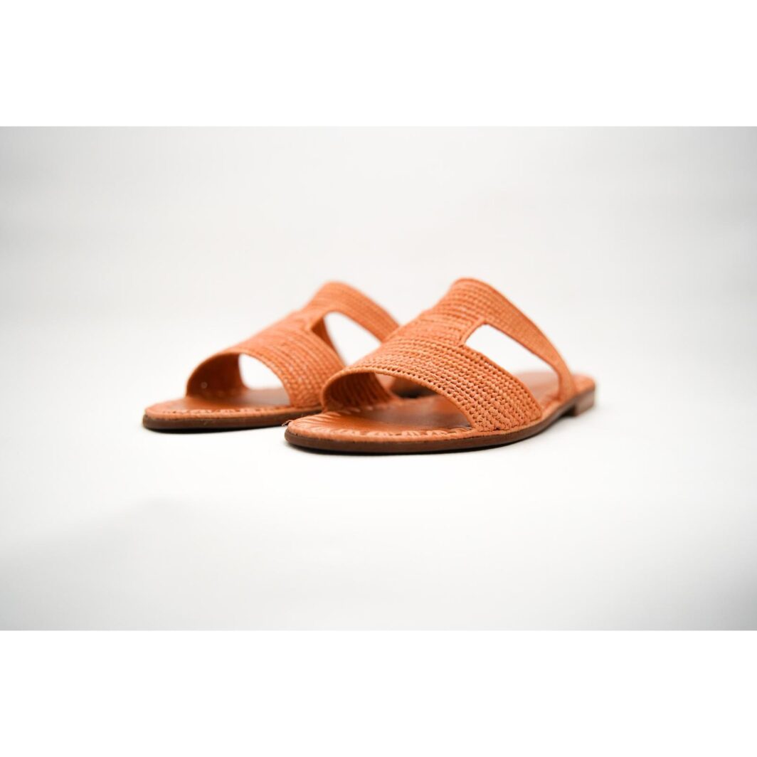 Handgefertigte marokkanische Strohsandalen in Orange - lebendig und bequem