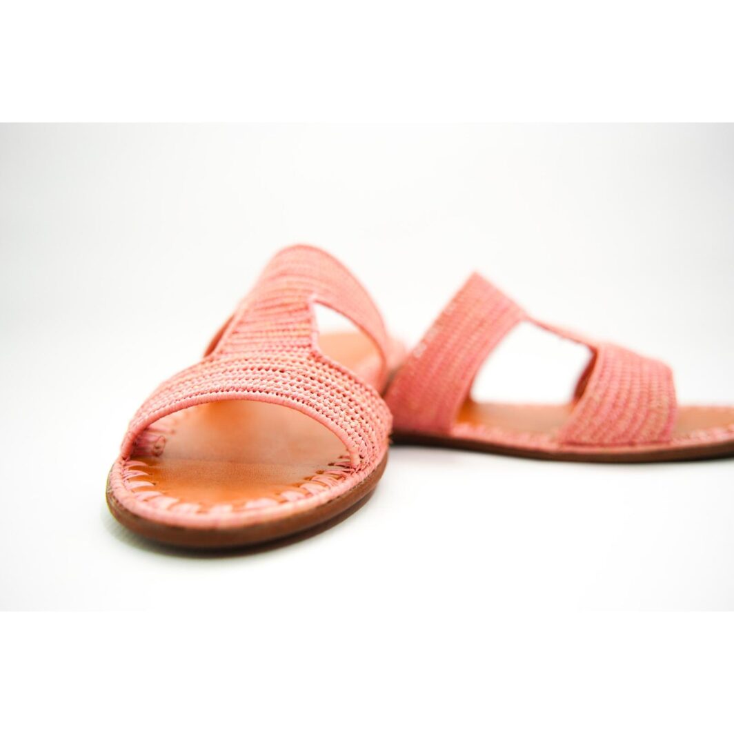 Handgefertigte marokkanische Sandalen aus rosa Stroh - stilvoll und bequem