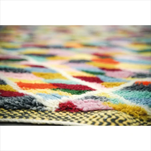 Tapis marocain multicolore en laine à motifs géométriques