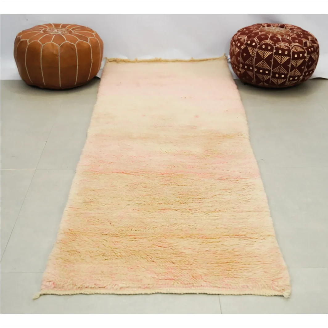 Tapis marocain en laine de couleur pêche - Handcrafted Elegance