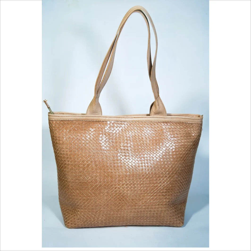 Bolso tote artesanal de piel beige con estampado tejido