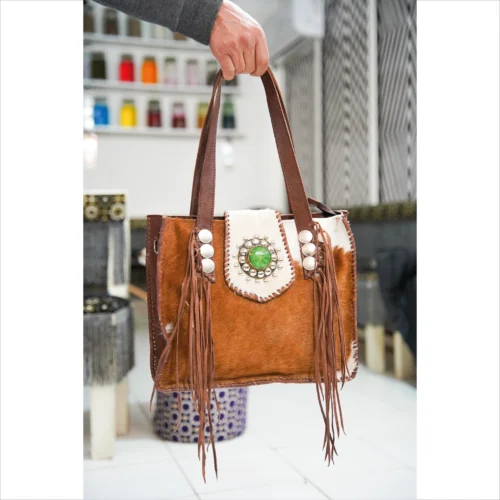 Bolso artesanal de piel de vaca con flecos decorativos