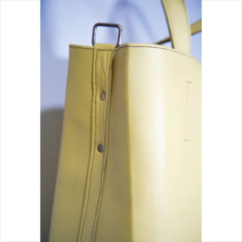 Elegante bolso de piel amarillo