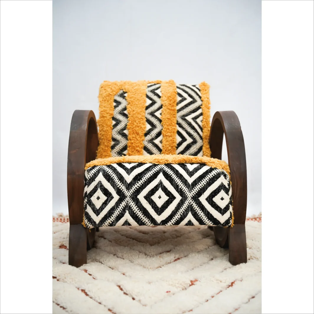 Fauteuil Boucle Marocaine Artisanale avec Design Chevron et Accents Jaunes