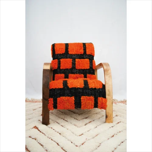 Sillón de cuadros naranja y negro hecho a mano