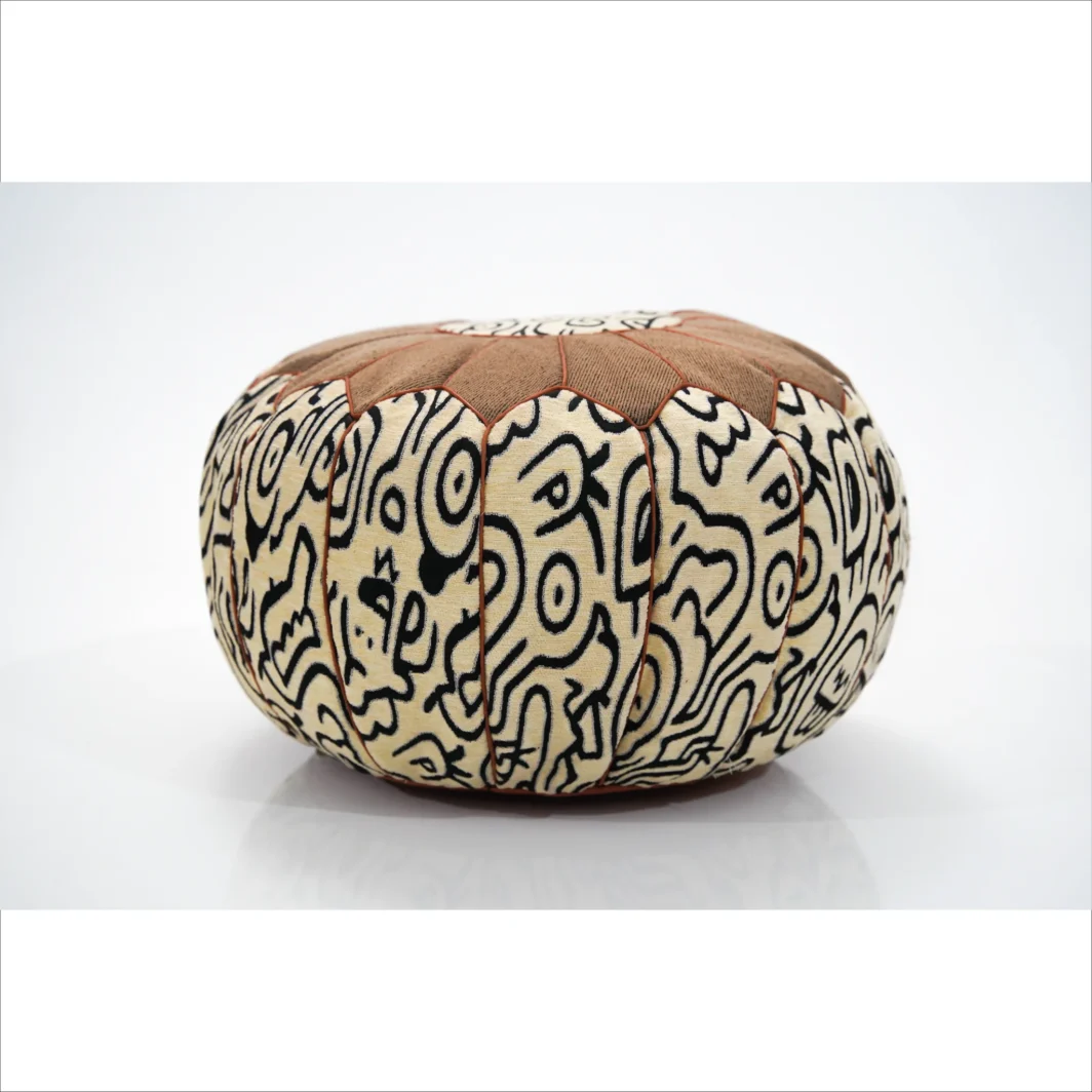 Pouf décoratif marocain beige et noir fabriqué à la main