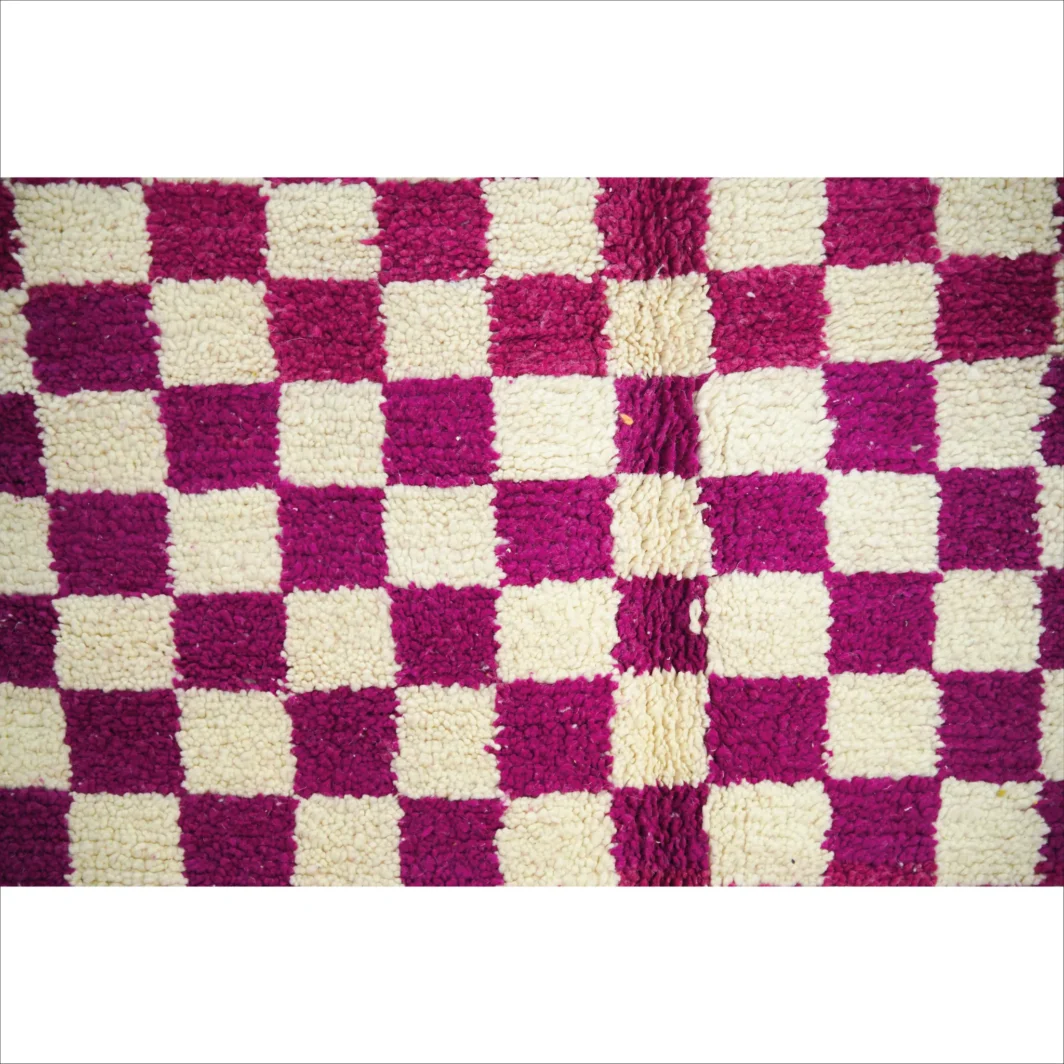 Kühn karierter marokkanischer Wollteppich in Magenta und Elfenbein