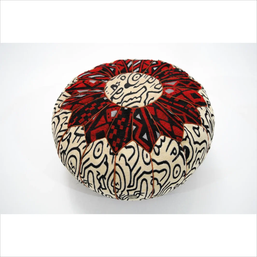 Pouf artisanal rouge et noir à motif tribal