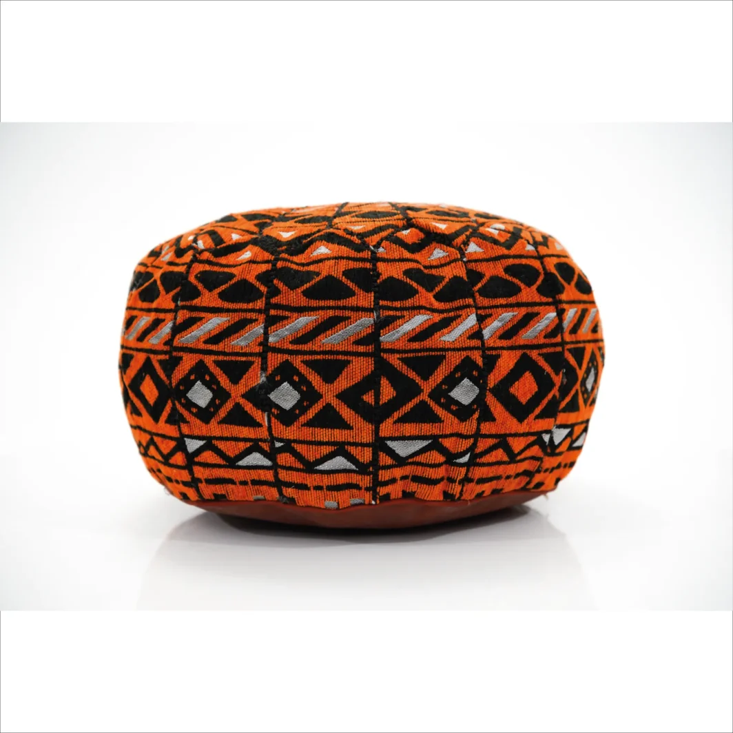 Pouf géométrique orange et noir tissé à la main