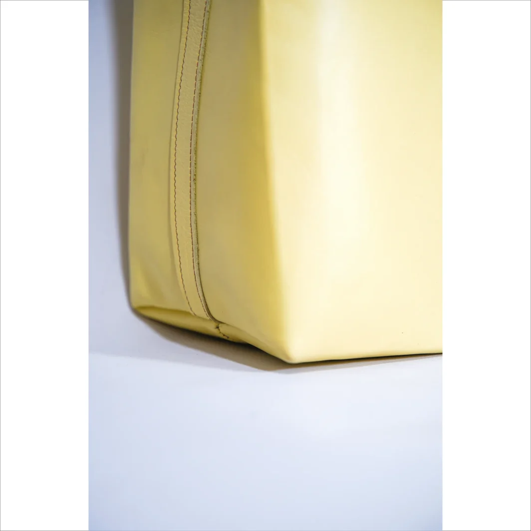 Elegante bolso de piel amarillo