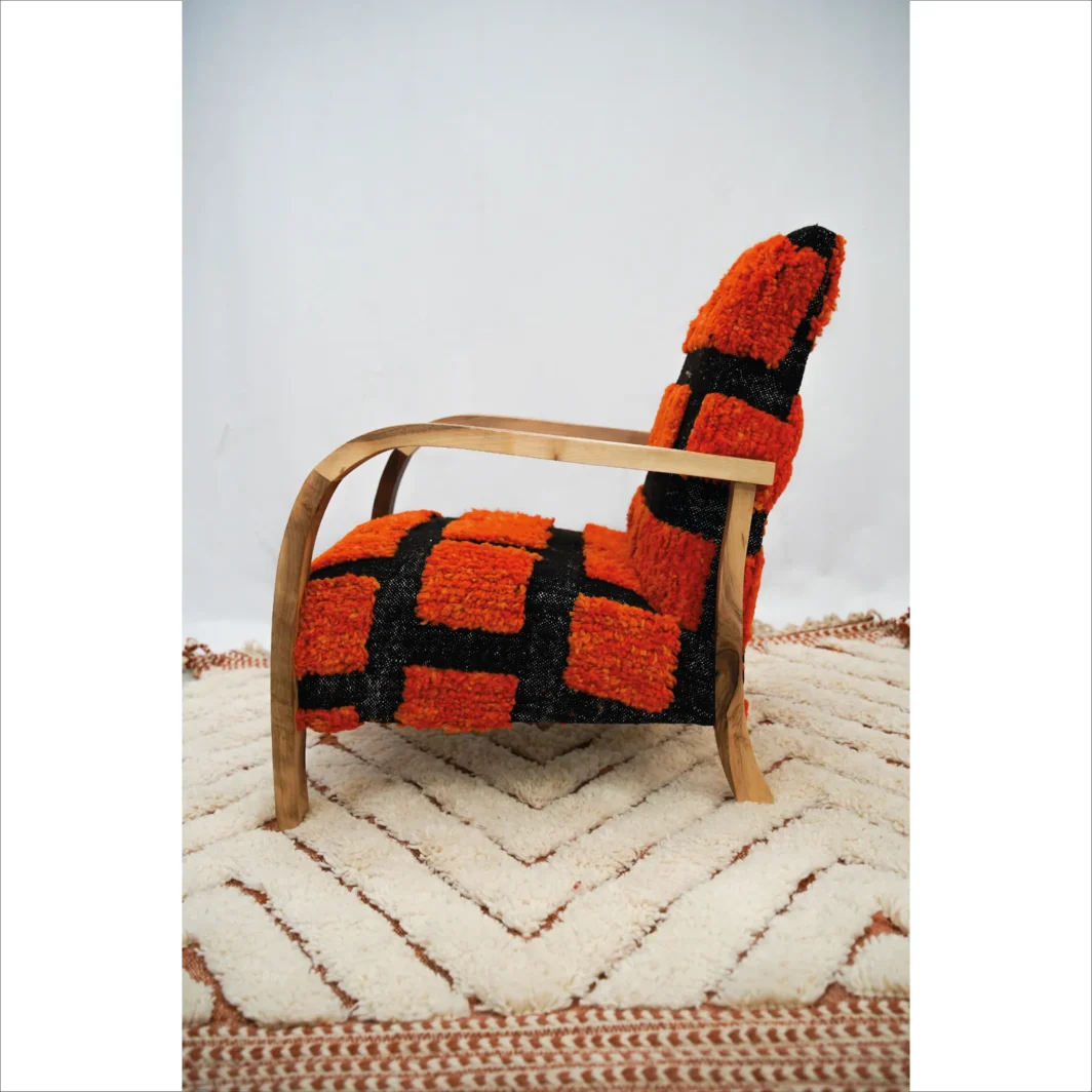 Fauteuil en damier orange et noir fait à la main