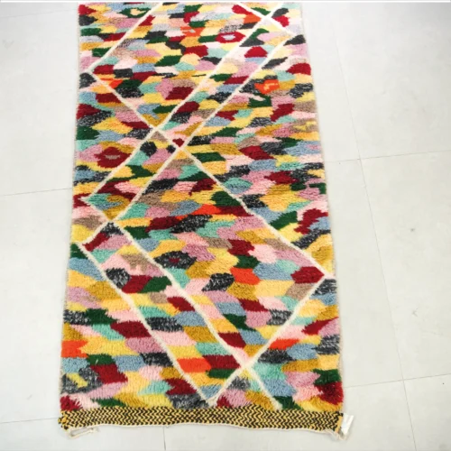 Tapis marocain multicolore en laine à motifs géométriques