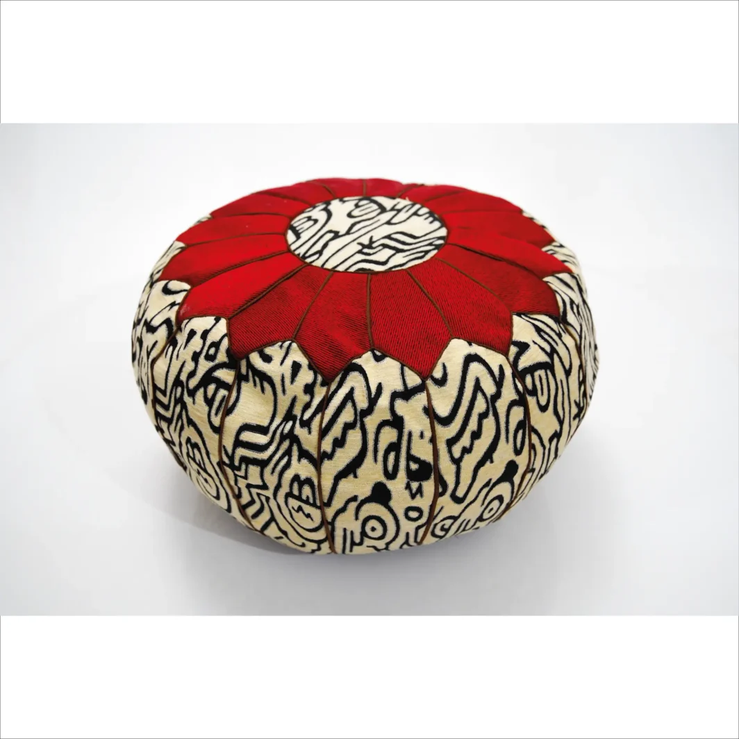 Pouf géométrique rouge et noir tissé à la main