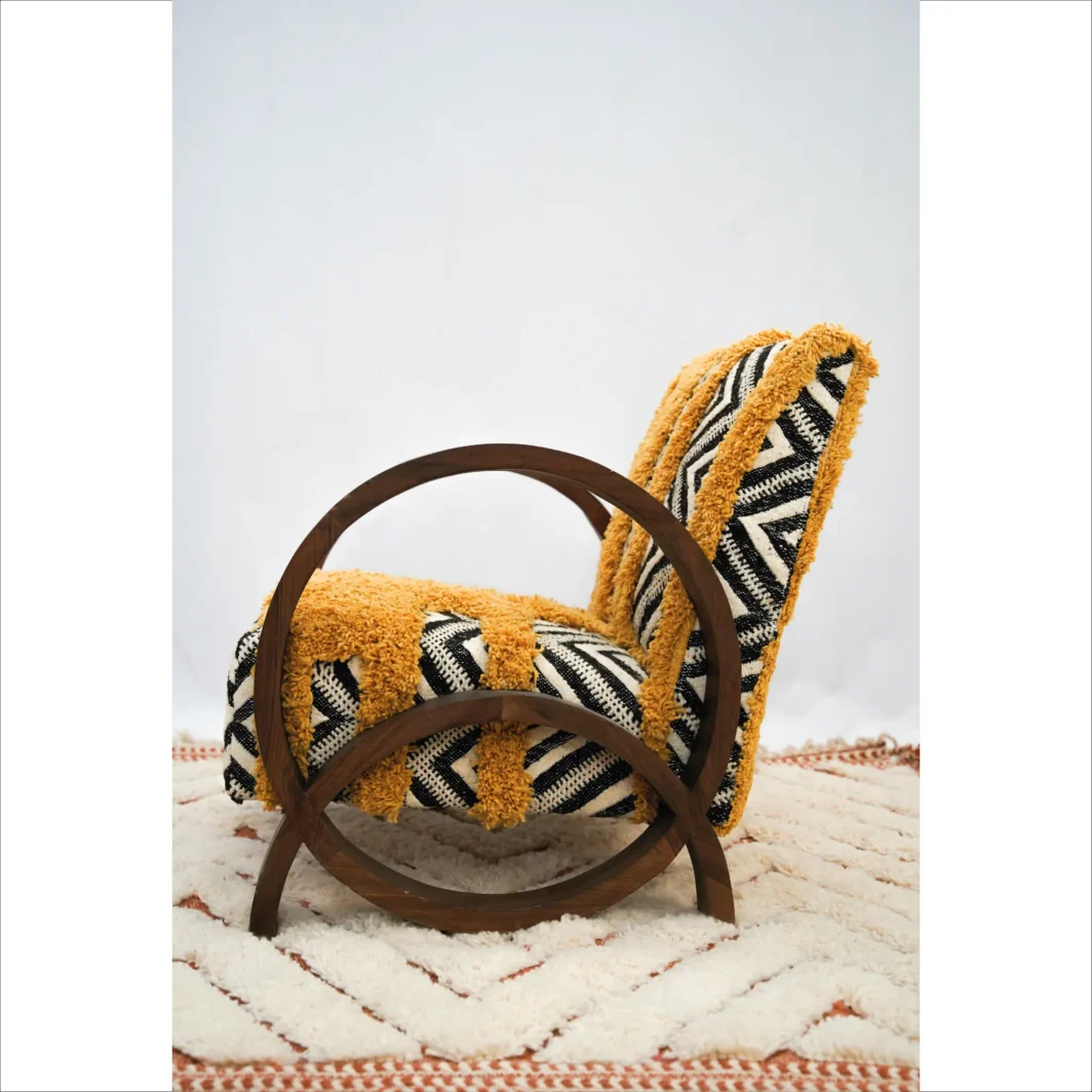 Poltrona Boucle marroquina artesanal com design Chevron e detalhes em amarelo