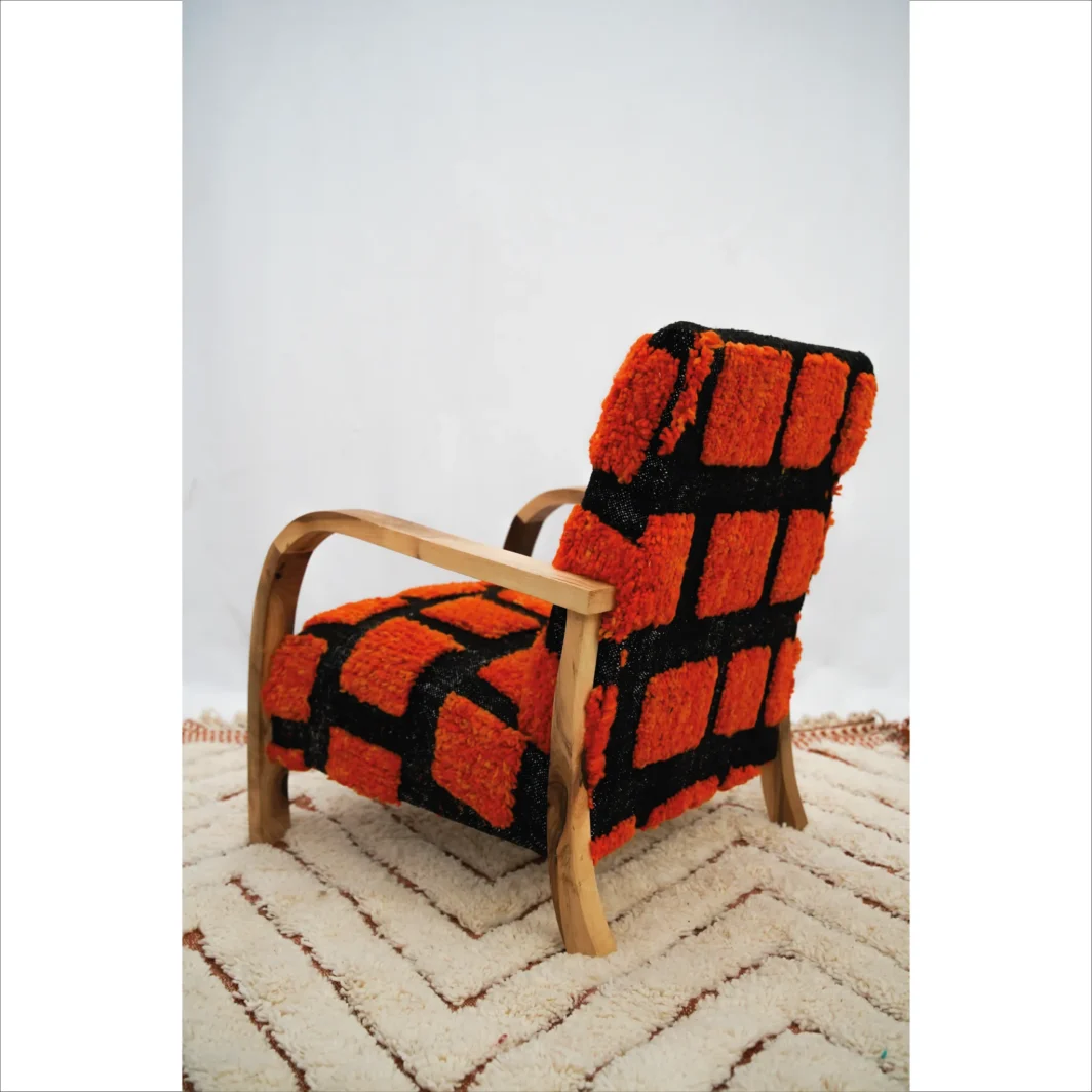 Sillón de cuadros naranja y negro hecho a mano