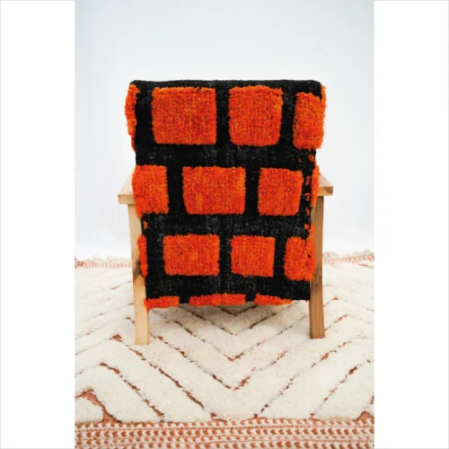 Sillón de cuadros naranja y negro hecho a mano