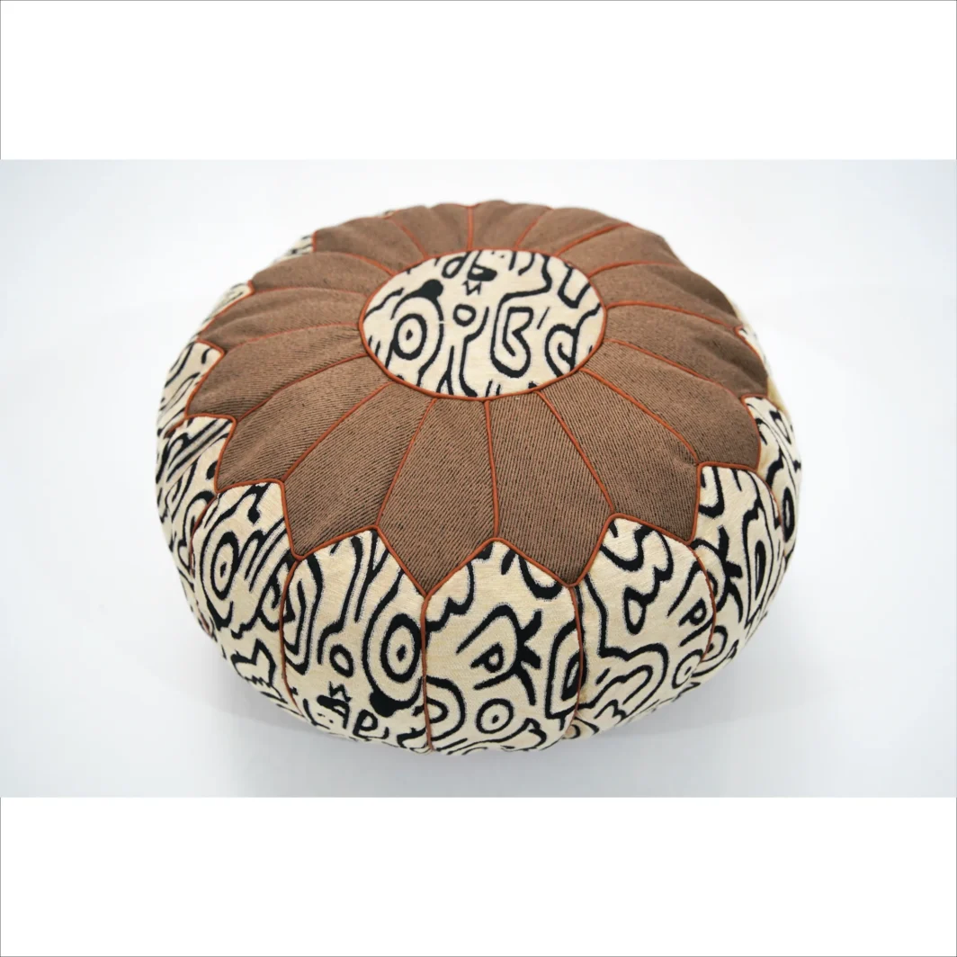 Handgefertigter marokkanischer Pouf in Beige und Schwarz, dekorativ