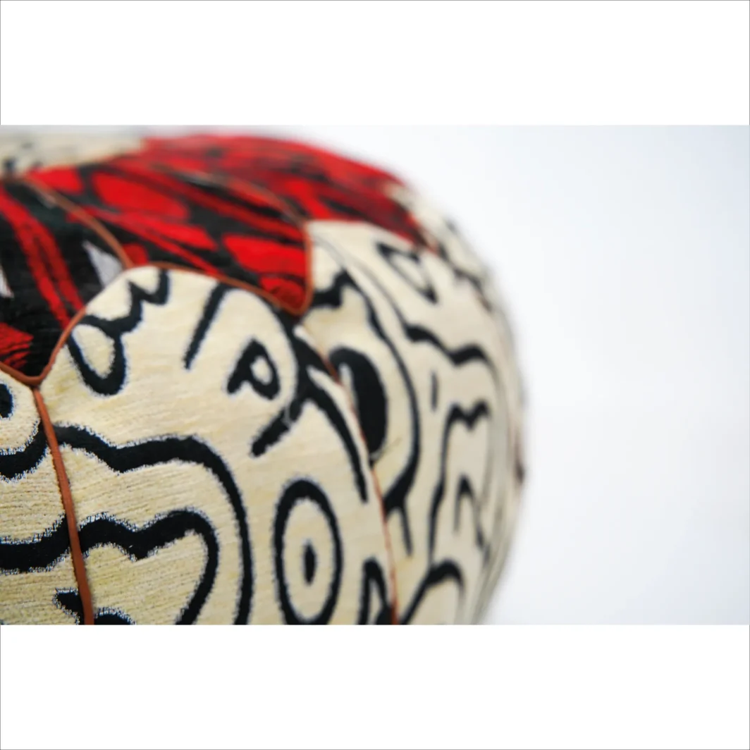 Pouf artisanal rouge et noir à motif tribal