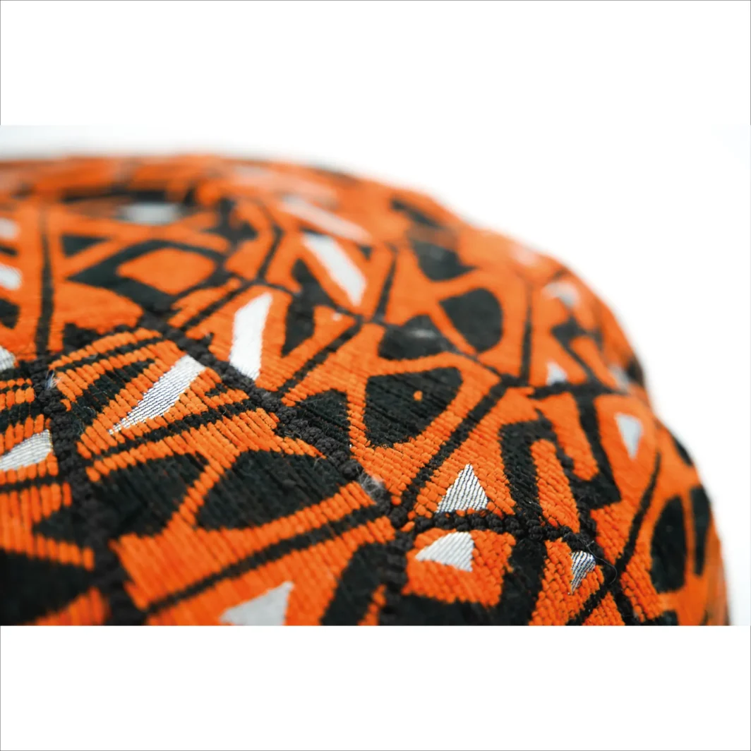 Pouf géométrique orange et noir tissé à la main