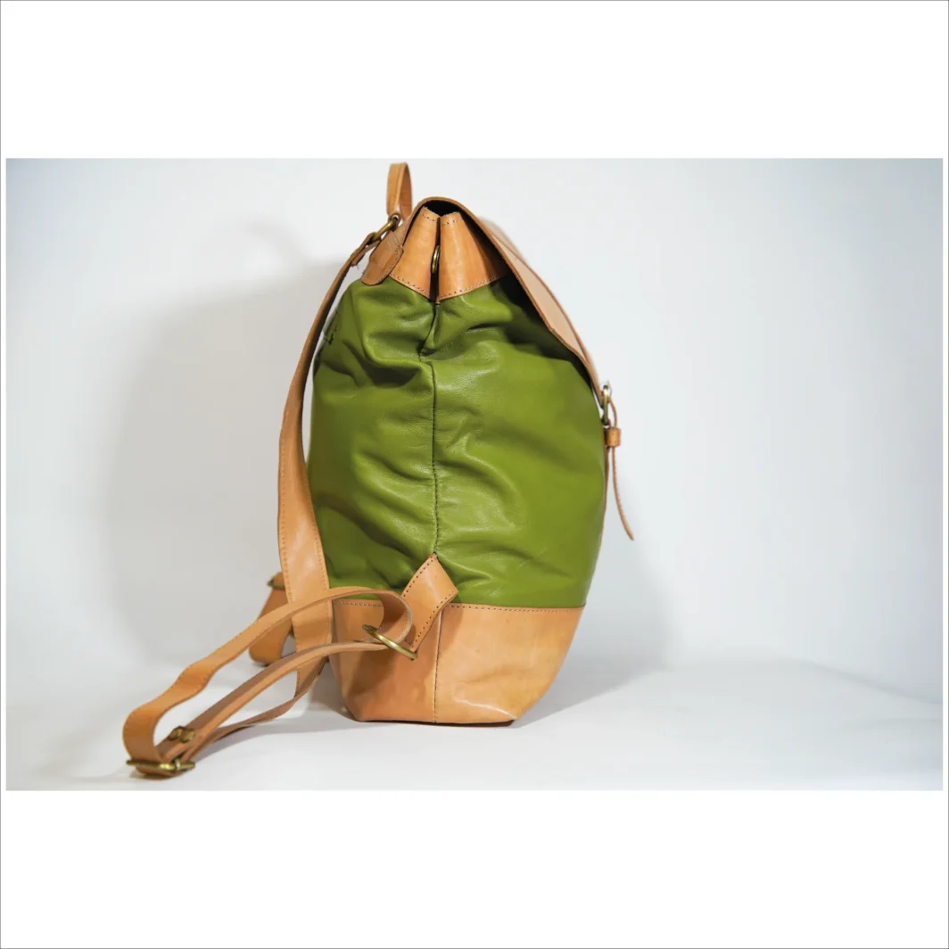 Elegante mochila de piel bicolor - Verde y beige