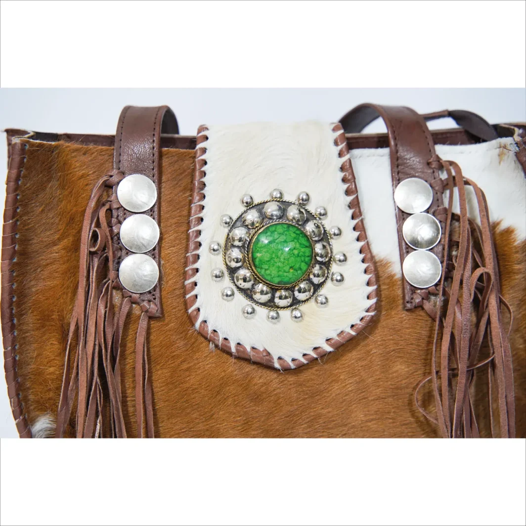 Bolso artesanal de piel de vaca con flecos decorativos