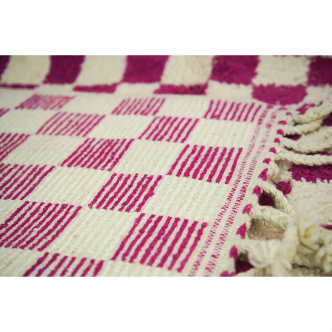 Tapis marocain en laine à carreaux en magenta et ivoire