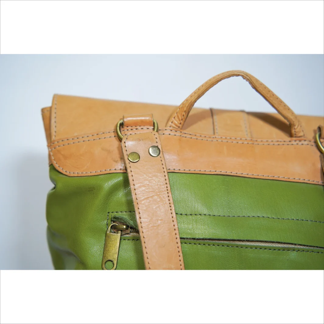 Elegante mochila de piel bicolor - Verde y beige