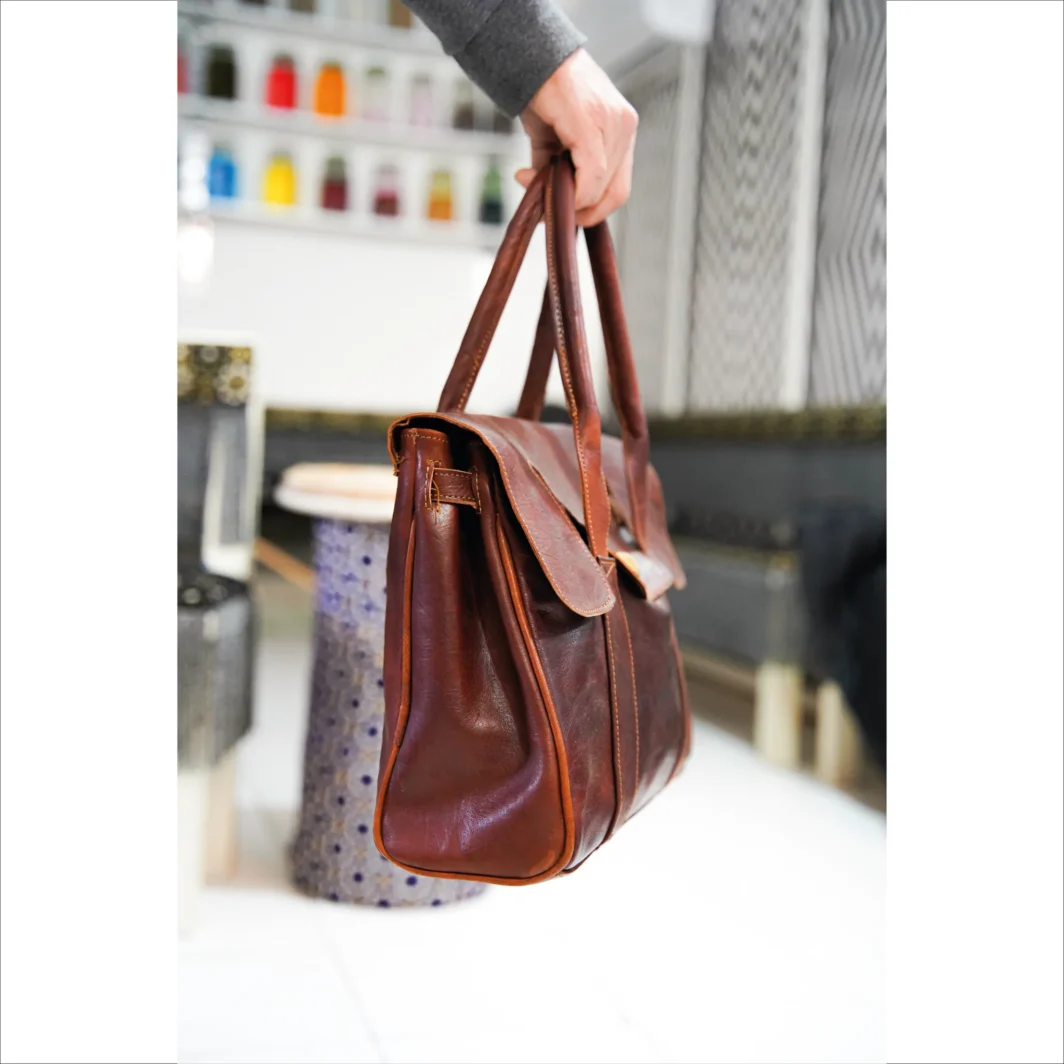 Elégant sac à main en cuir marron avec accents dorés