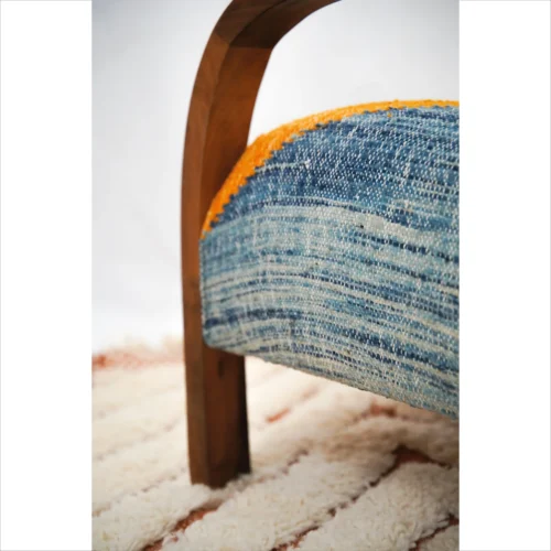 Fauteuil marocain artisanal en laine et kilim - Harmonie orange et bleu