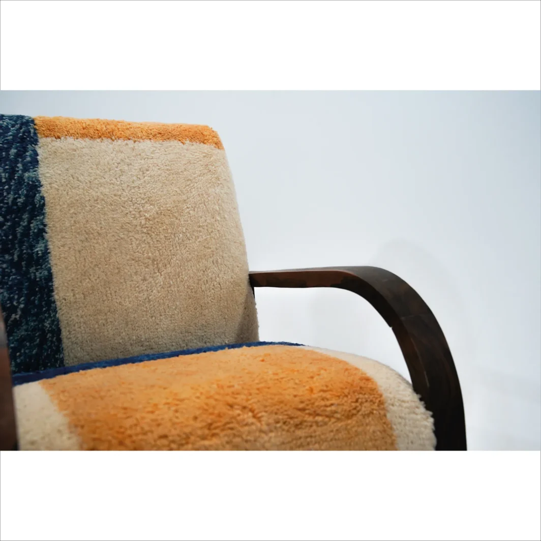 Fauteuil en patchwork fabriqué à la main avec un rembourrage en laine vibrante