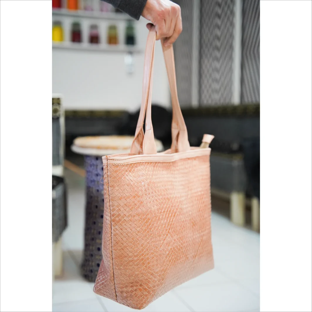 Bolso tote artesanal de piel beige con estampado tejido