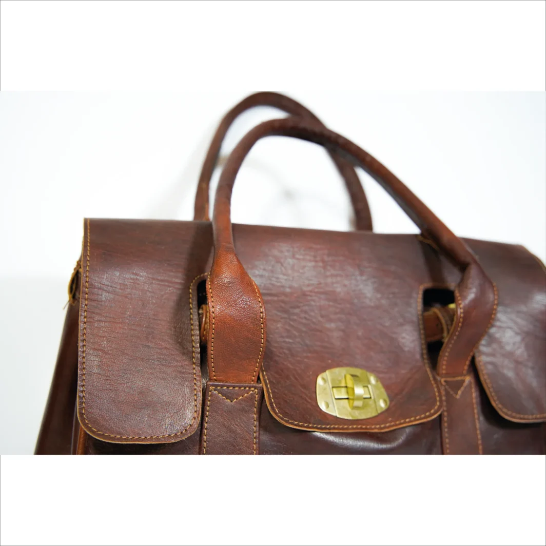 Elegante borsa in pelle marrone con accenti dorati