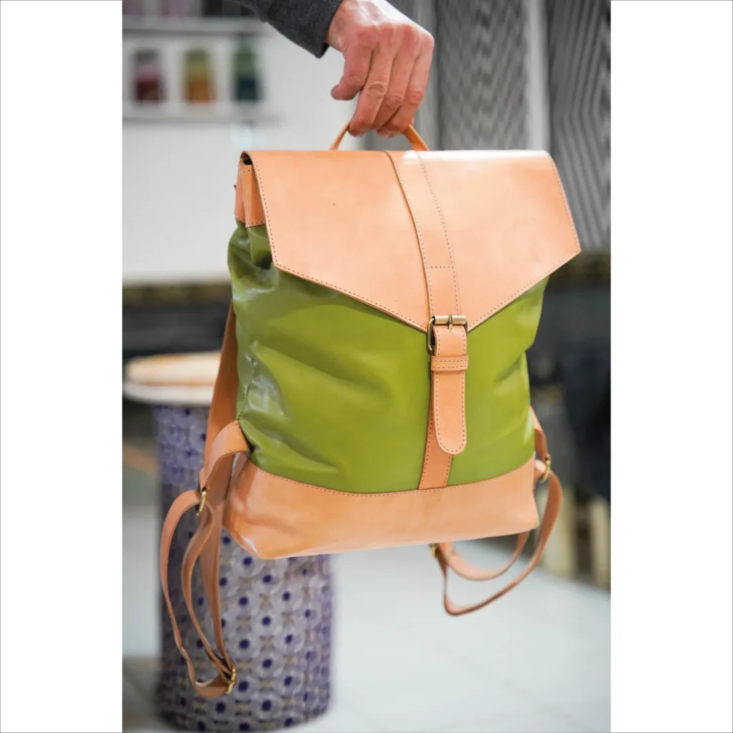 Mochila de couro bicolor elegante - verde e bege