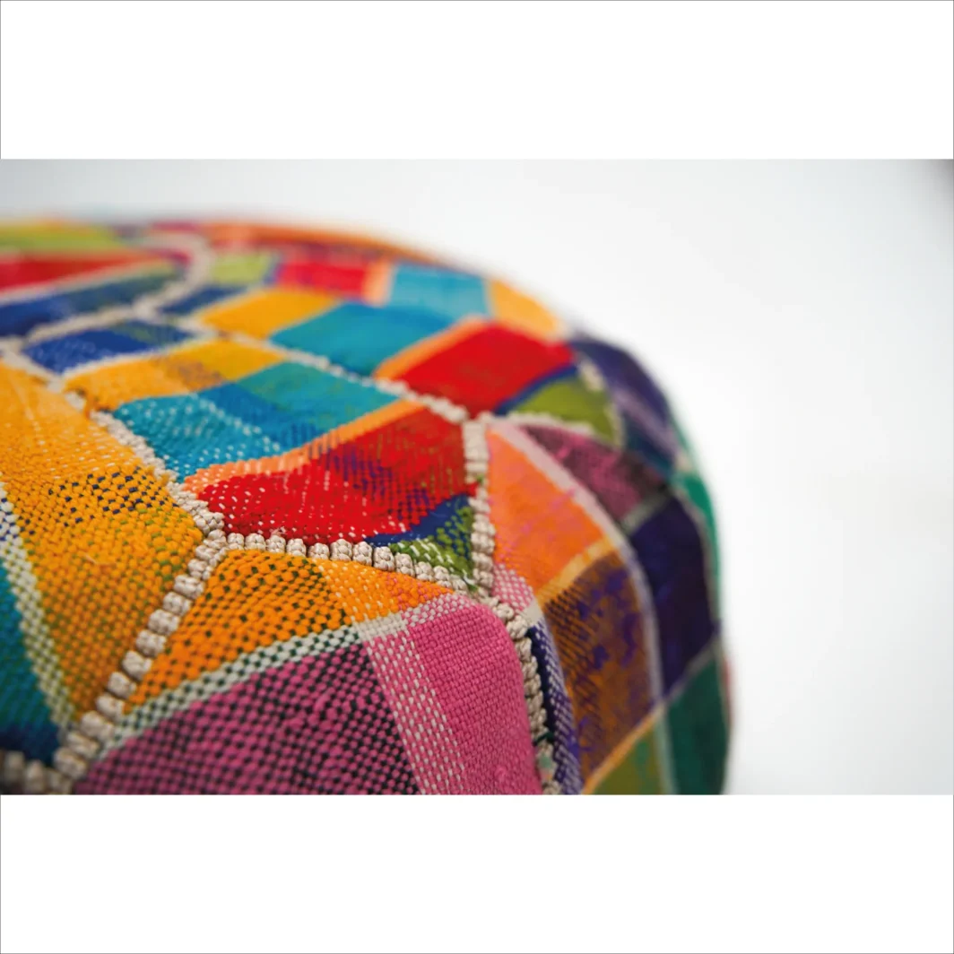 Pouf en patchwork multicolore - tapisserie d'ameublement faite main avec base en cuir