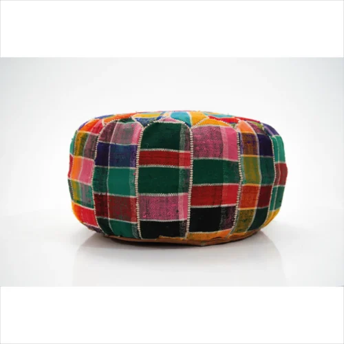 Pouf en patchwork multicolore - tapisserie d'ameublement faite main avec base en cuir