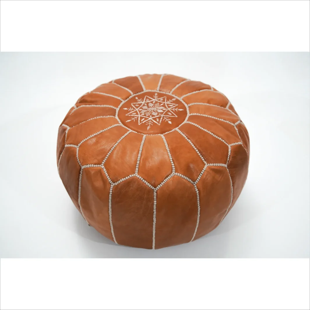 Pouf classique en cuir marron avec détails brodés