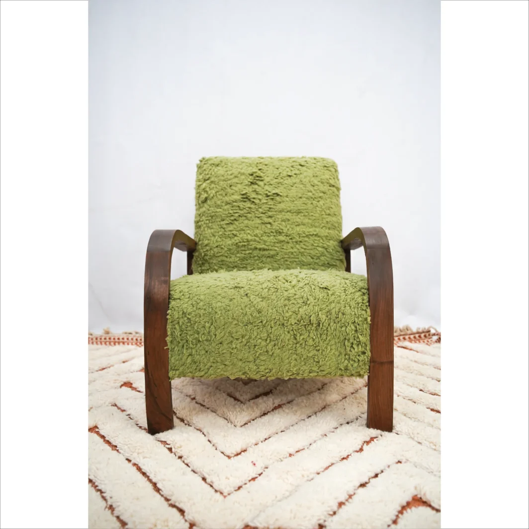 Elegante sillón de lana verde hecho a mano con estructura de madera maciza