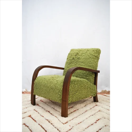 Elegante sillón de lana verde hecho a mano con estructura de madera maciza