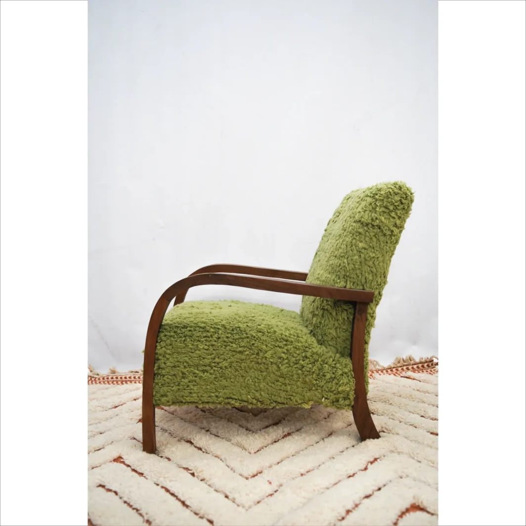 Elegante sillón de lana verde hecho a mano con estructura de madera maciza