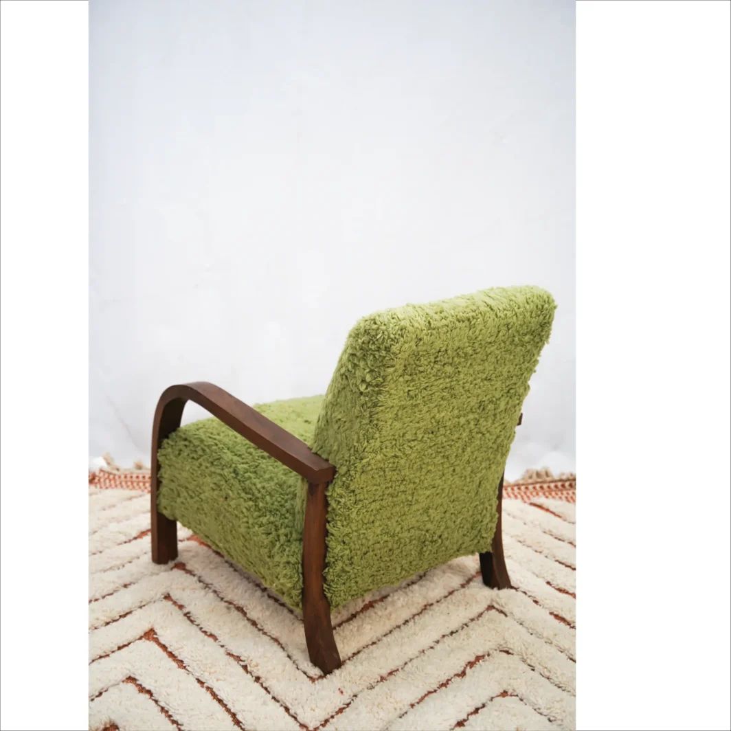 Elegante sillón de lana verde hecho a mano con estructura de madera maciza