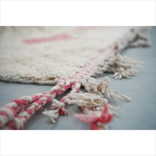 Handwoven Moroccan Wool Rug – Cream with Subtle Pink Accents
