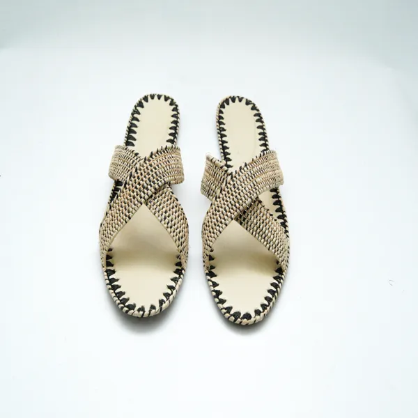 Sandalias artesanales marroquíes de rafia natural - Sandalias con tiras cruzadas de punto negro 1 Chanclas marroquíes de rafia hechas a mano con pespunte negro
