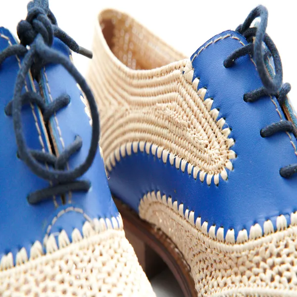 Zapatos Oxford azules tejidos a mano